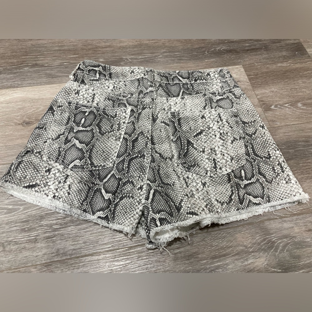 Forever 21 Women's Snake Print Shorts Waist 27